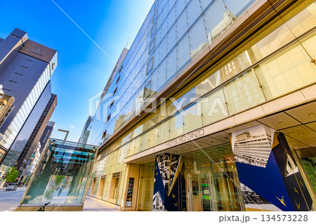 東京　中央区　銀座の都市風景　銀座三丁目交差点付近 134573228