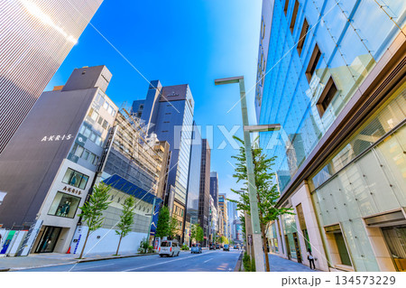 東京 中央区 銀座の都市風景 銀座三丁目交差点付近 東京 中央区 銀座の都市風景 銀座三丁目交差点付近 134573229