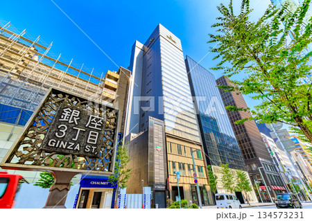 東京　中央区　銀座の都市風景　銀座三丁目交差点付近 134573231