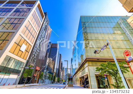 東京 中央区 銀座の都市風景 銀座三丁目交差点付近 東京 中央区 銀座の都市風景 銀座三丁目交差点付近 134573232