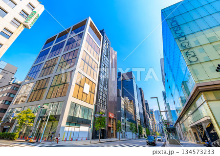 東京　中央区　銀座の都市風景　銀座三丁目交差点付近 134573233