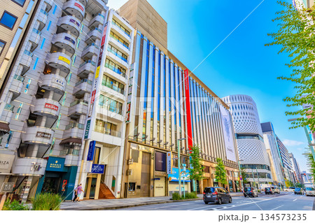 東京　中央区　銀座の都市風景　銀座三丁目交差点付近 134573235