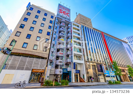 東京　中央区　銀座の都市風景　銀座三丁目交差点付近 134573236