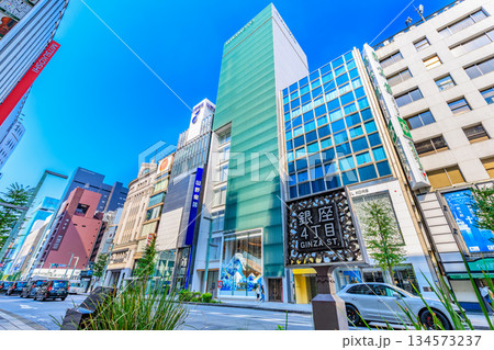 東京　中央区　銀座の都市風景　銀座四丁目交差点付近 134573237