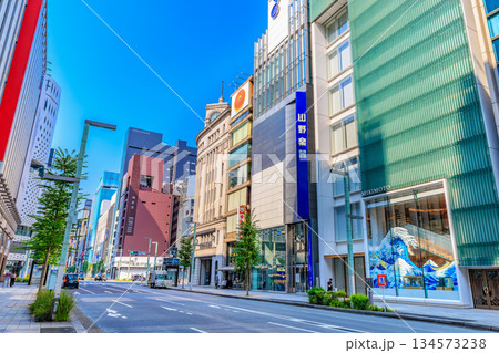 東京 中央区 銀座の都市風景 銀座四丁目交差点付近 東京 中央区 銀座の都市風景 銀座四丁目交差点付近 134573238