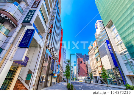 東京　中央区　銀座の都市風景　銀座四丁目交差点付近 134573239