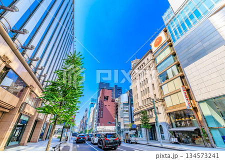 東京 中央区 銀座の都市風景 銀座四丁目交差点付近 東京 中央区 銀座の都市風景 銀座四丁目交差点付近 134573241