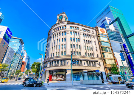 東京 中央区 銀座の都市風景 銀座四丁目交差点付近 東京 中央区 銀座の都市風景 銀座四丁目交差点付近 134573244