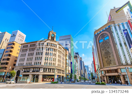 東京 中央区 銀座の都市風景 銀座四丁目交差点付近 東京 中央区 銀座の都市風景 銀座四丁目交差点付近 134573246