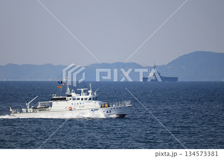 展示訓練の巡視艇と遠くに見える輸送艦 134573381