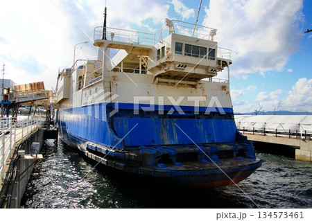 海峡を渡り青函を繋いだ歴史を今に伝える… 青函連絡船『摩周丸』車両甲板ハッチ 134573461