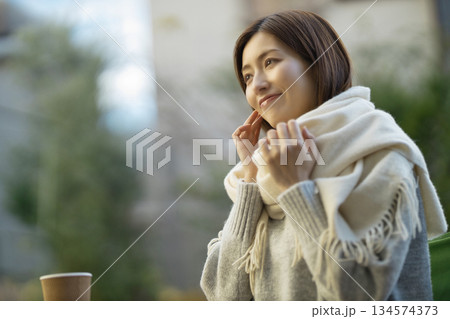 庭で微笑む40代女性のビューティー 134574373