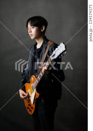 若い男性　ミュージシャン　ライブ 134574375
