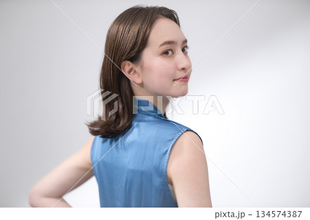 青いブラウスの若い女性　ビューティーイメージ 134574387