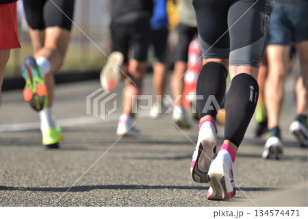 マラソン　坂道を駆け抜けるマラソンランナー 134574471