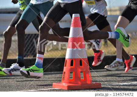 マラソン 坂道を駆け抜けるマラソンランナー マラソン 坂道を駆け抜けるマラソンランナー 134574472