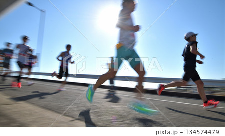マラソン 坂道を駆け抜けるマラソンランナー スローシャッターで マラソン 坂道を駆け抜けるマラソンランナー スローシャッターで 134574479