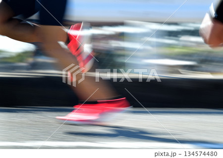 マラソン　坂道を駆け抜けるマラソンランナー　スローシャッターで 134574480