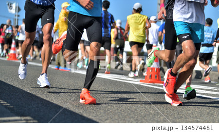 マラソン 坂道を駆け抜けるマラソンランナー マラソン 坂道を駆け抜けるマラソンランナー 134574481
