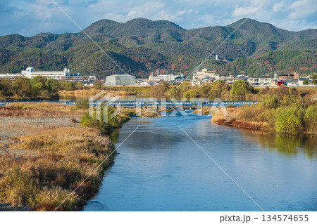 冬の桂川風景　京都市 134574655