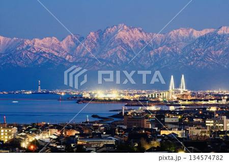 冬の立山連峰と平の夜景 134574782