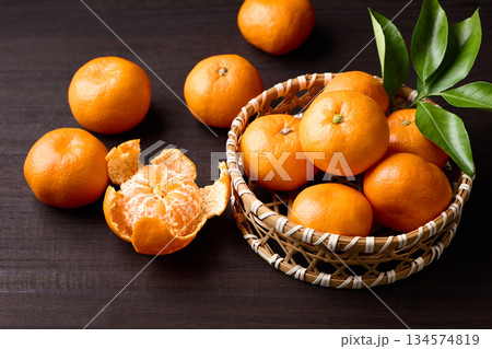 かごに盛ったみかん 134574819