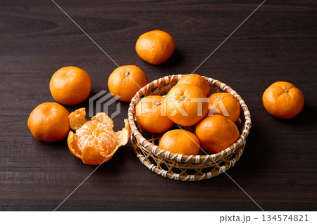 かごに盛ったみかん 134574821
