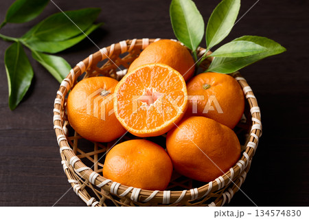 かごに盛ったみかん 134574830