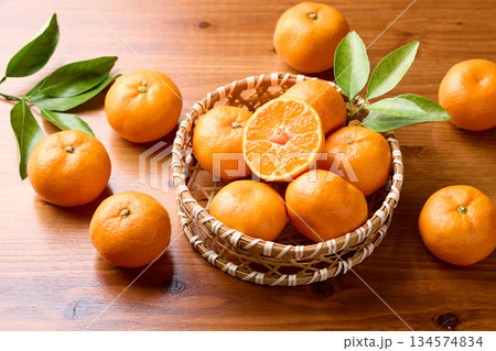 かごに盛ったみかん 134574834
