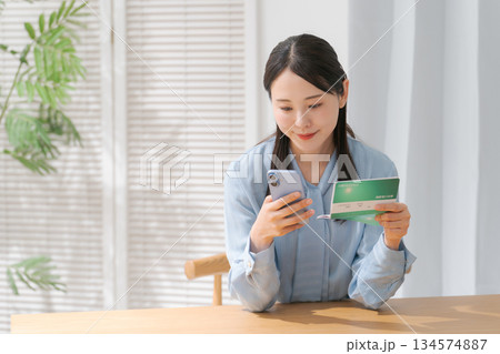 通帳を見る女性 134574887