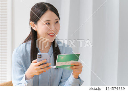 通帳を見る女性 134574889