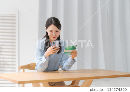 通帳を見る女性 134574890
