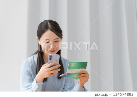通帳を見る女性 134574892