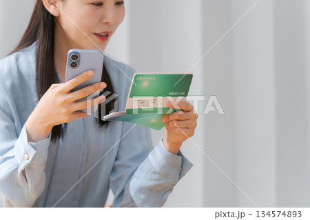 通帳を見る女性 134574893