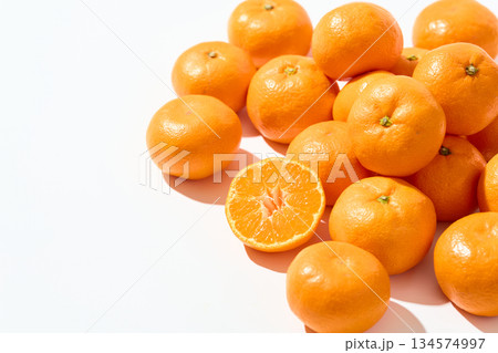 無造作に置かれたみかん 134574997