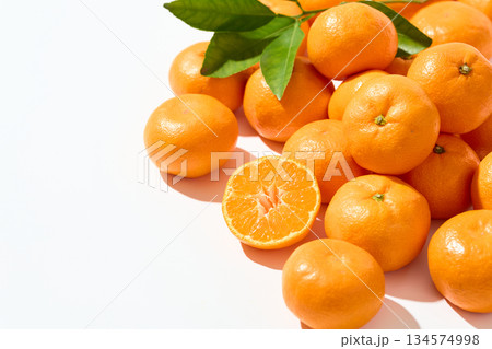 無造作に置かれたみかん 無造作に置かれたみかん 134574998