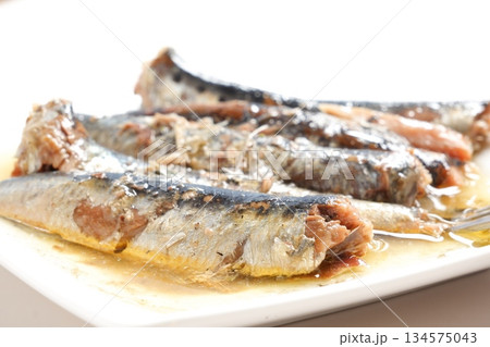 オイルサーディン - 新鮮なイワシをオリーブオイルに漬けたオイルサーディン オイルサーディン - 新鮮なイワシをオリーブオイルに漬けたオイルサーディン 134575043