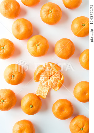 白バックに並べたみかん 134575173