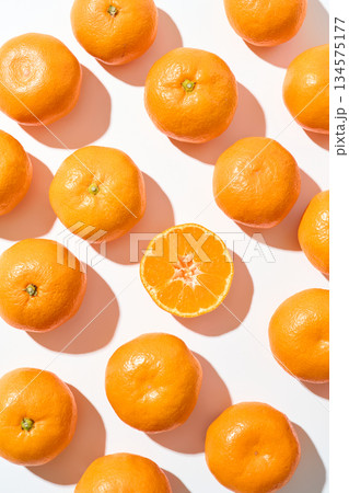 白バックに並べたみかん 白バックに並べたみかん 134575177