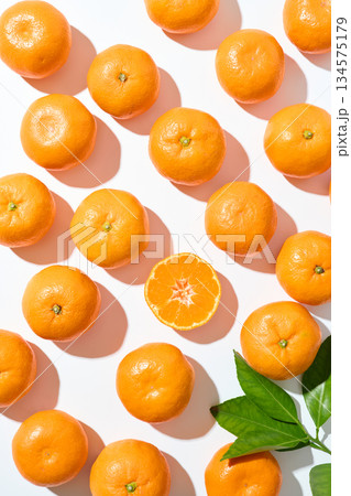 白バックに並べたみかん 134575179