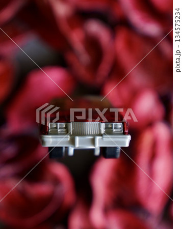 赤色背景のミニカーで大人のイメージカット 134575234