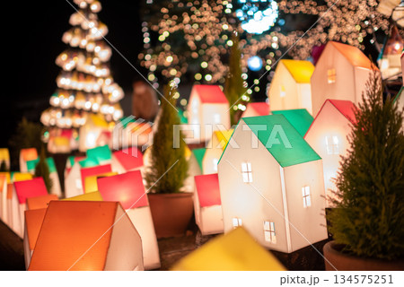 キラキラと輝くイルミネーションのイメージ 134575251