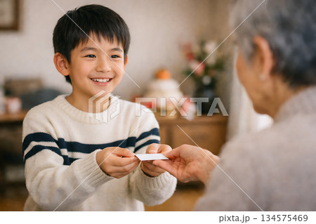 お年玉　正月　子供 134575469