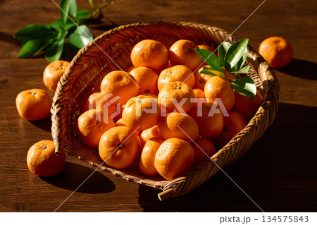 ざるに盛ったみかん ざるに盛ったみかん 134575843