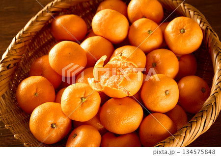 ざるに盛ったみかん 134575848
