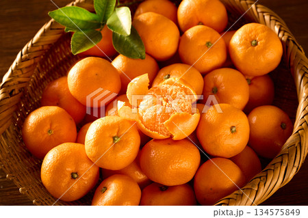 ざるに盛ったみかん 134575849