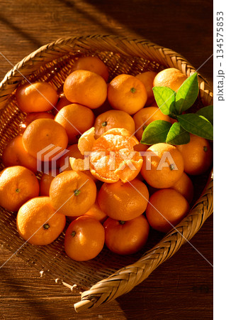 ざるに盛ったみかん 134575853