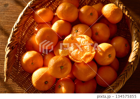 ざるに盛ったみかん ざるに盛ったみかん 134575855