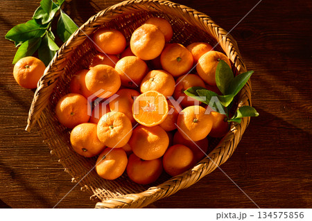 ざるに盛ったみかん 134575856