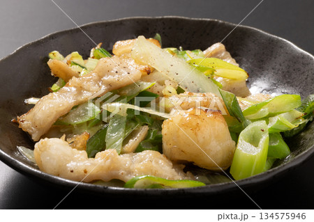 シマチョウ（ホルモン）　ねぎ塩炒め 134575946